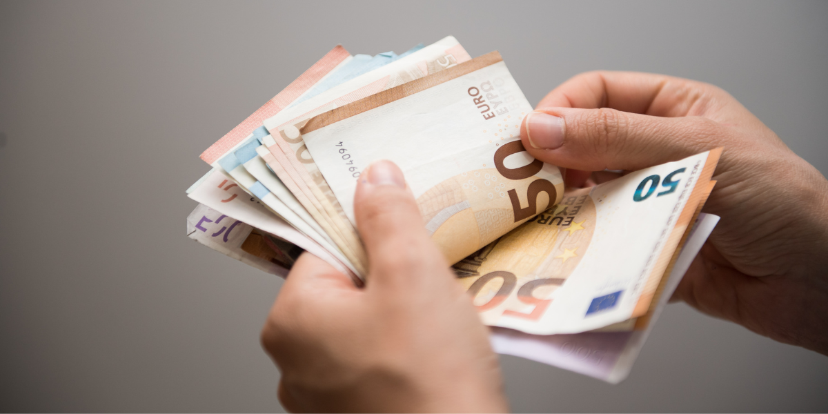 ‘I don't have a penny saved, but I'm okay with it' – Attitudes on saving money in your 20s and 30s